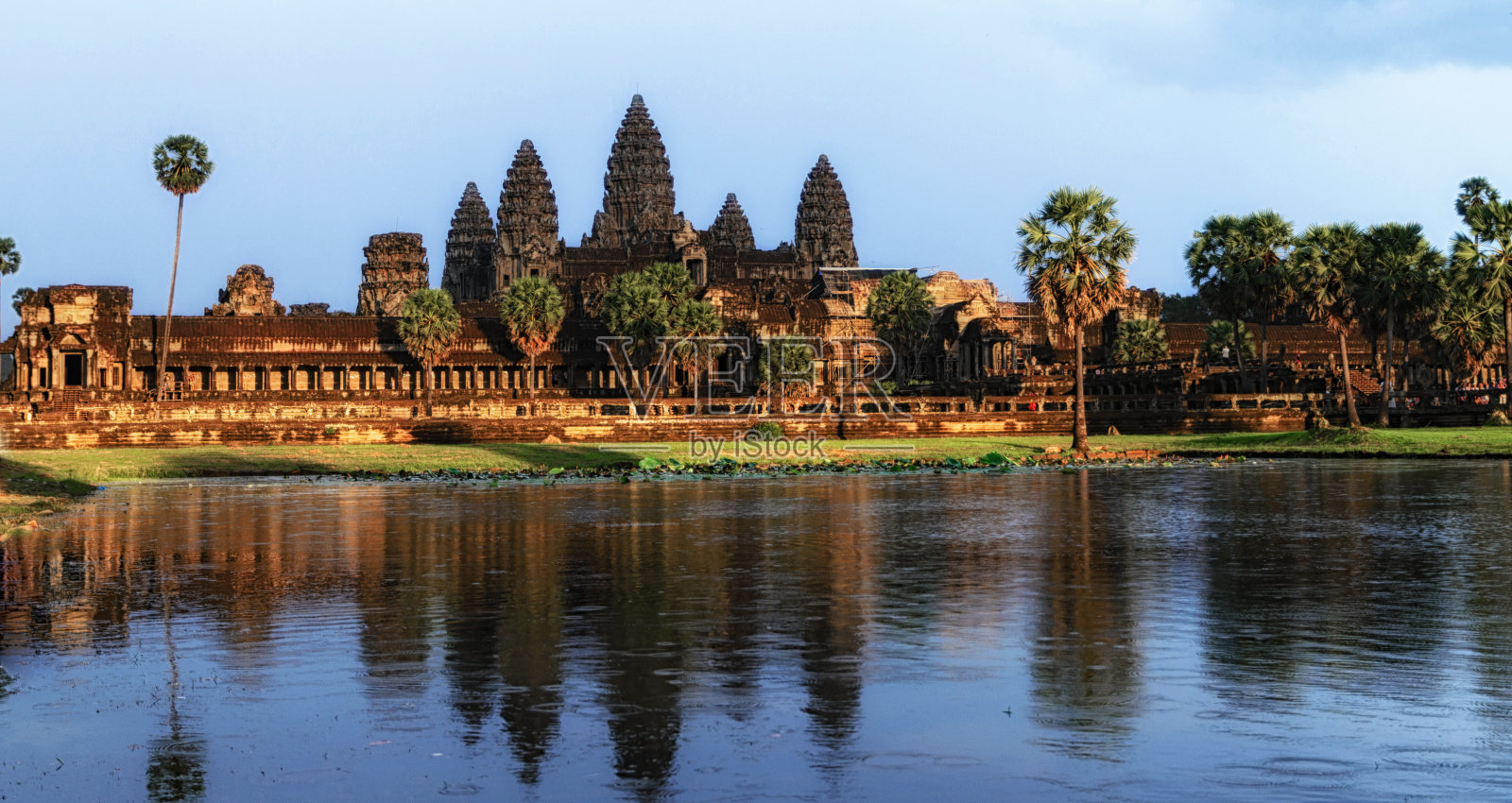 日落中的吴哥窟寺庙，暹粒，柬埔寨。照片摄影图片