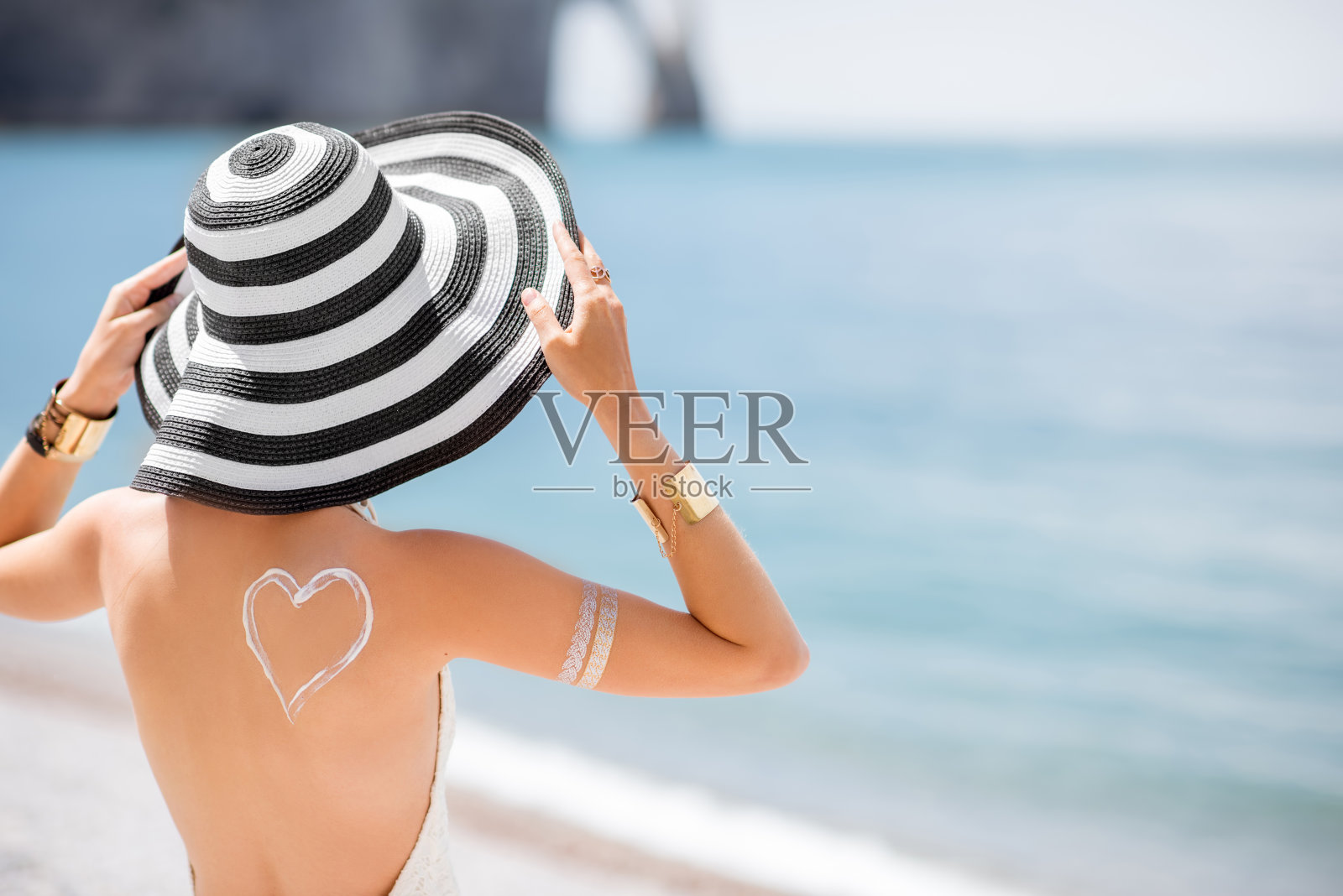 女人用防晒霜晒太阳照片摄影图片