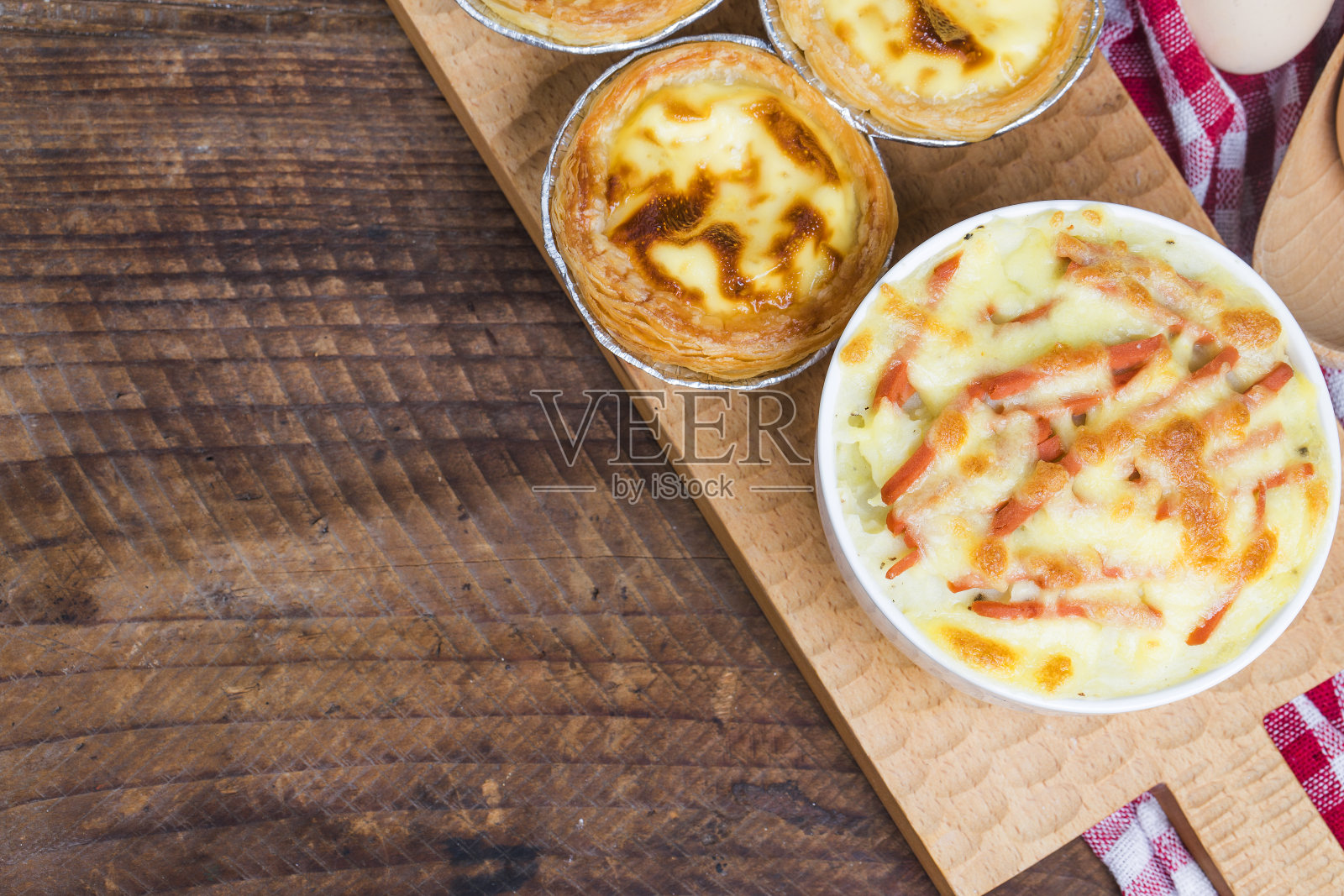 蛋挞，放在桌子上照片摄影图片