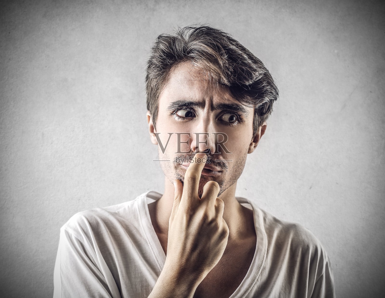 可疑的男人照片摄影图片