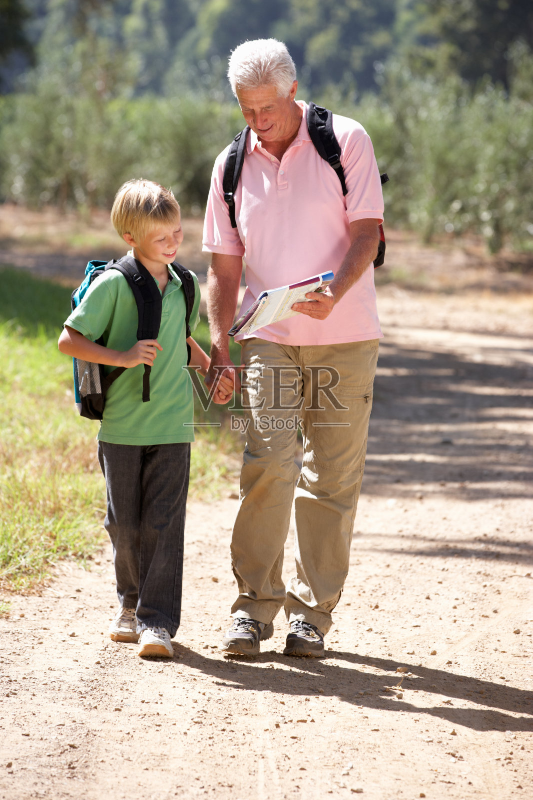 老人和孙子在乡间散步照片摄影图片