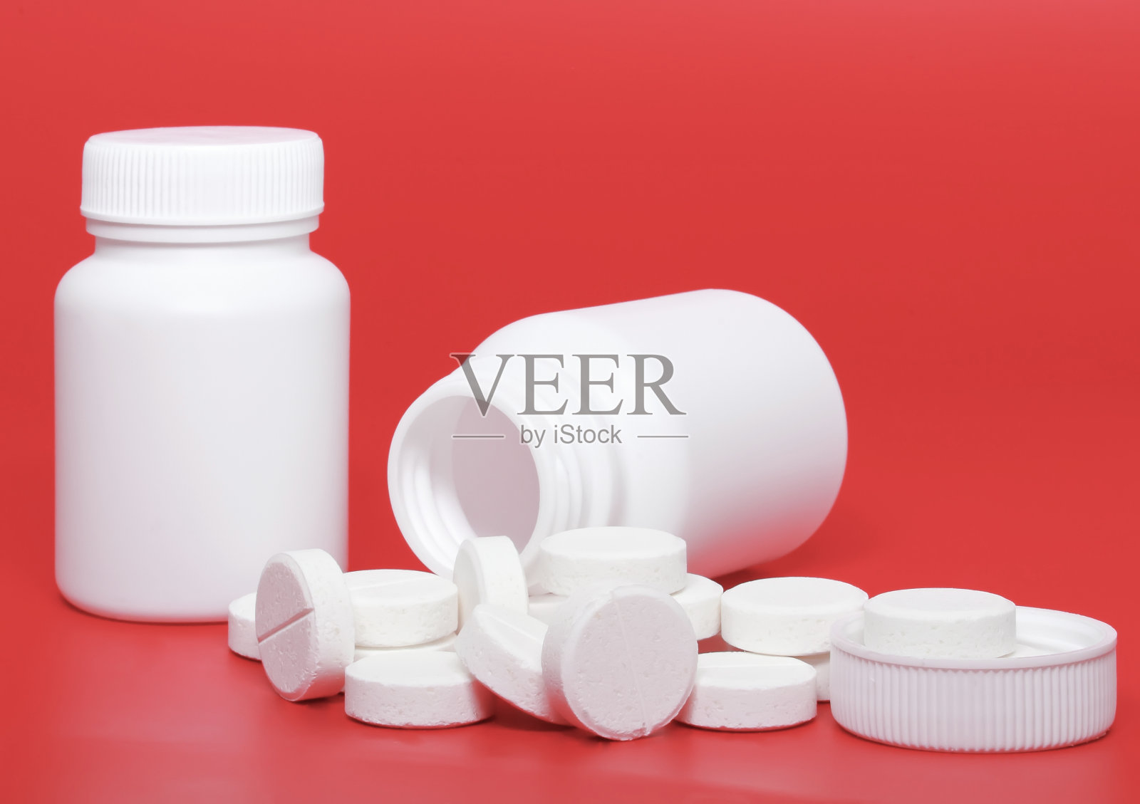 药瓶、药丸在彩色背景上。照片摄影图片