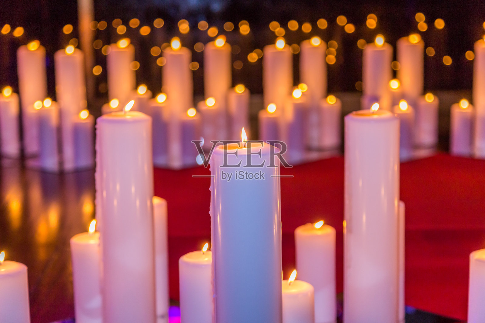 用火焰燃烧不同大小的大蜡烛照片摄影图片