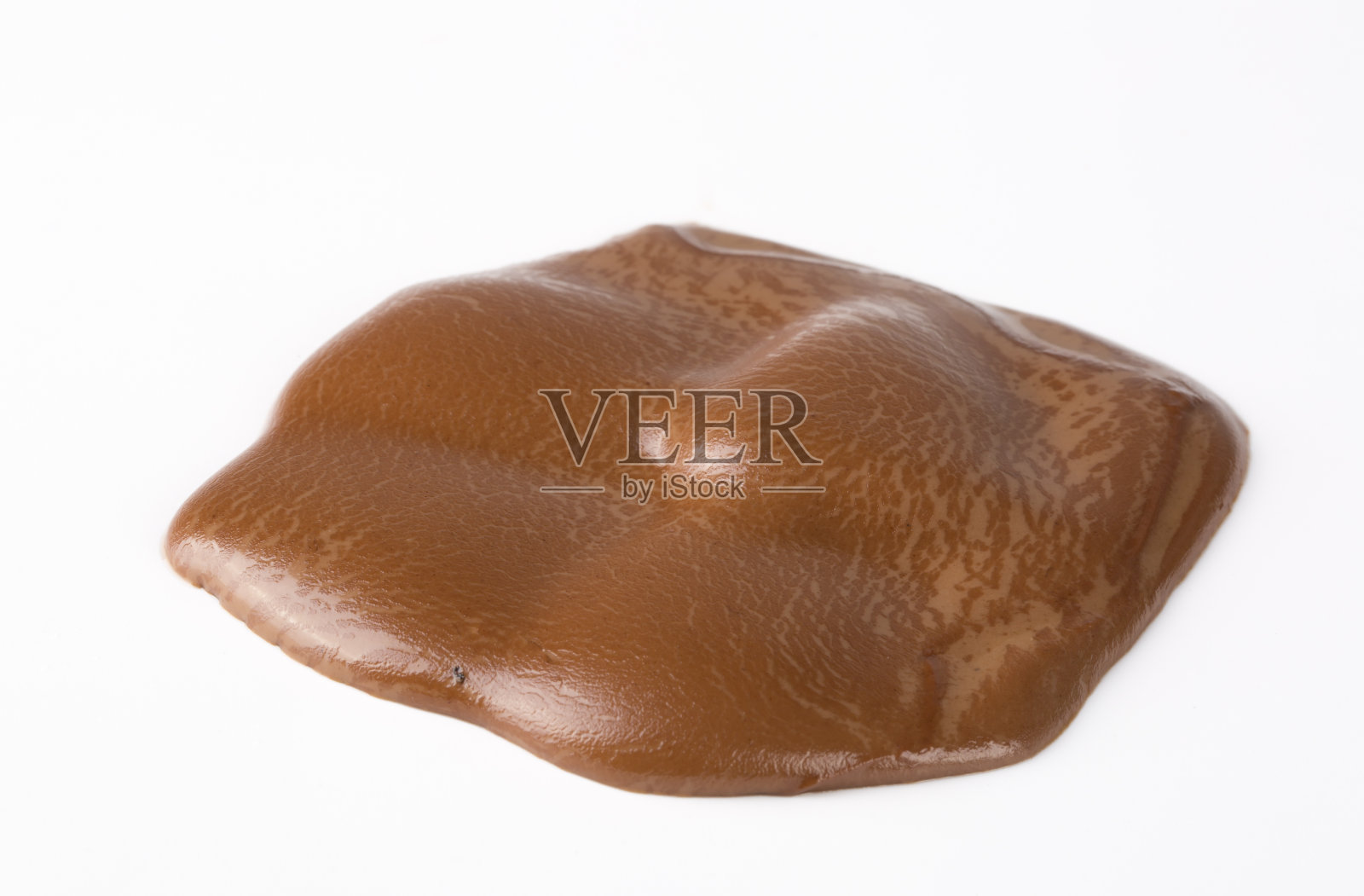 白色背景上融化的黑巧克力。照片摄影图片