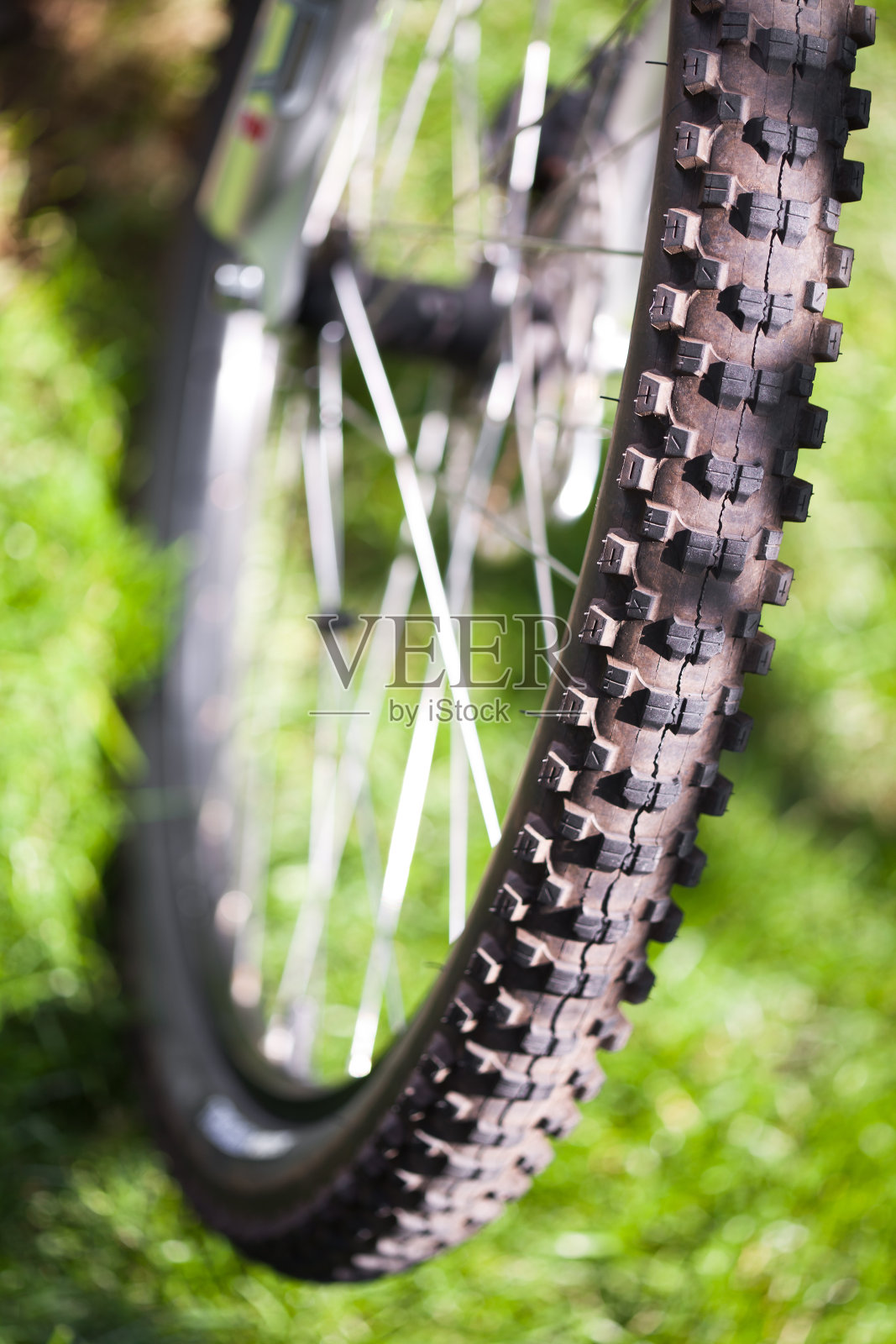 草地上的自行车，特写照片照片摄影图片