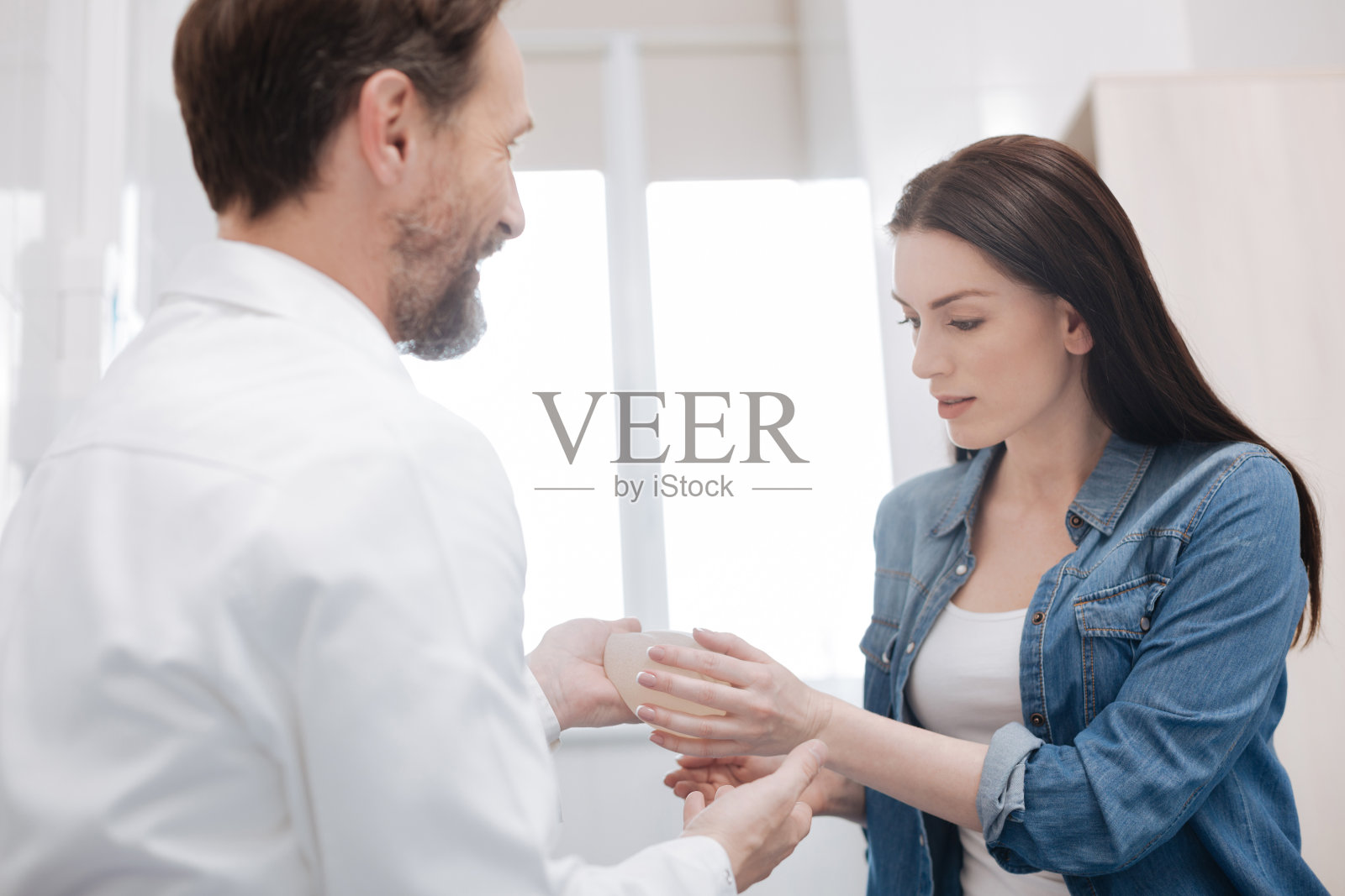 年轻着迷的女士感觉乳房植入照片摄影图片