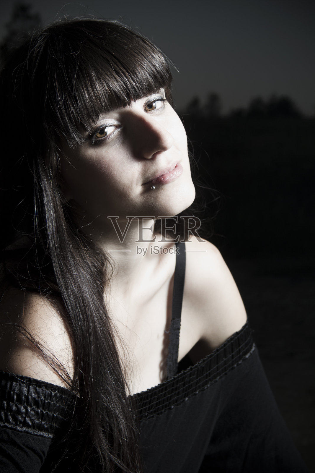 微笑的女孩照片摄影图片