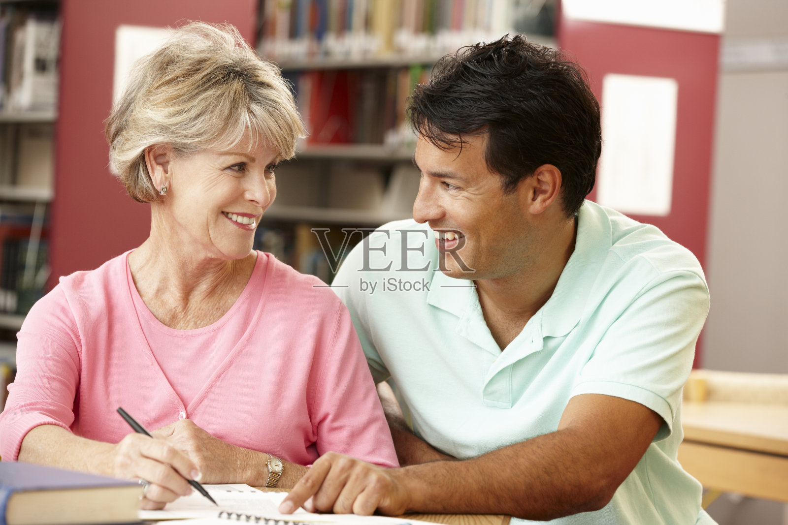 在图书馆工作的成熟学生照片摄影图片