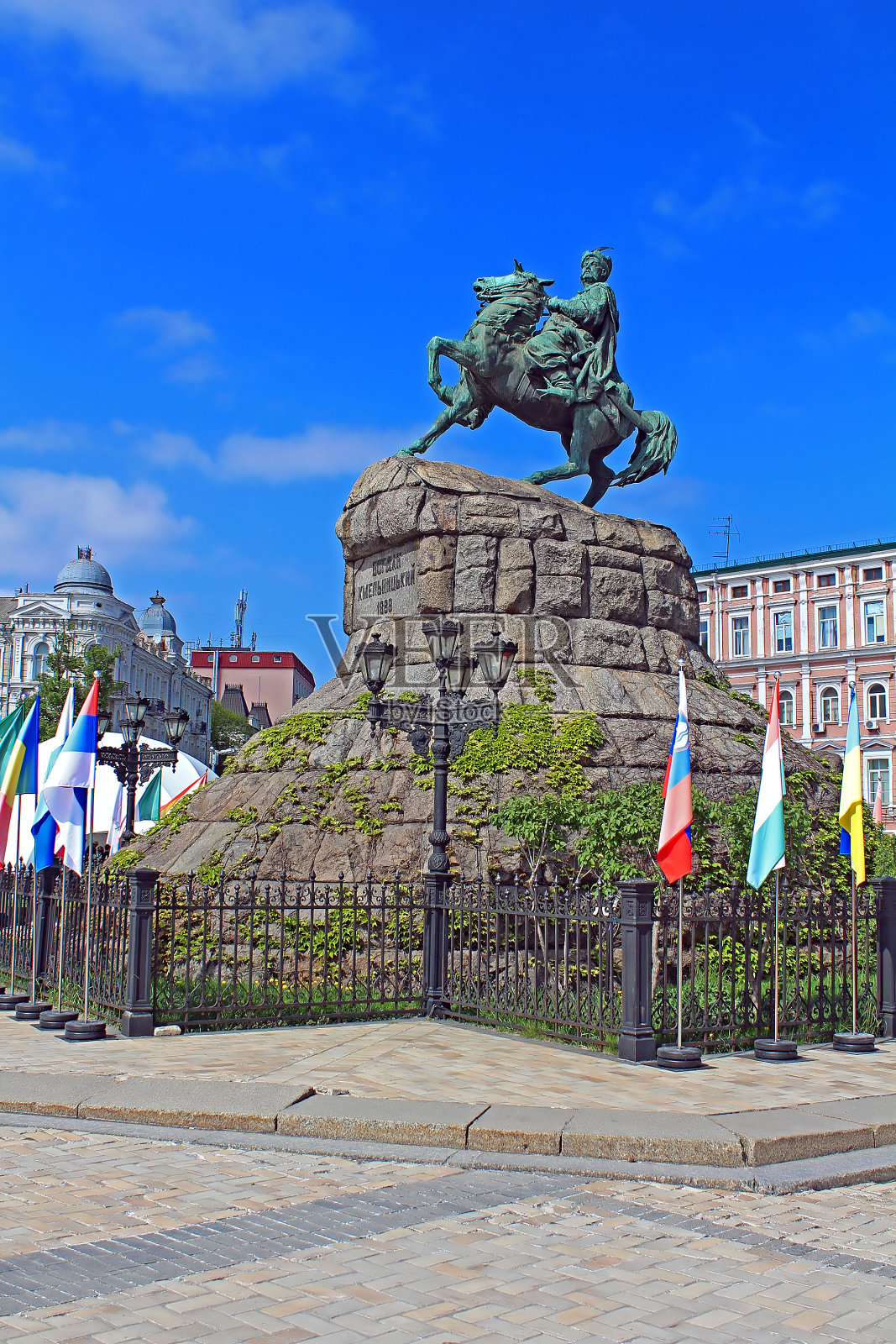 乌克兰基辅索菲亚夫斯卡广场上的赫曼·博格丹·赫梅利尼茨基雕像照片摄影图片