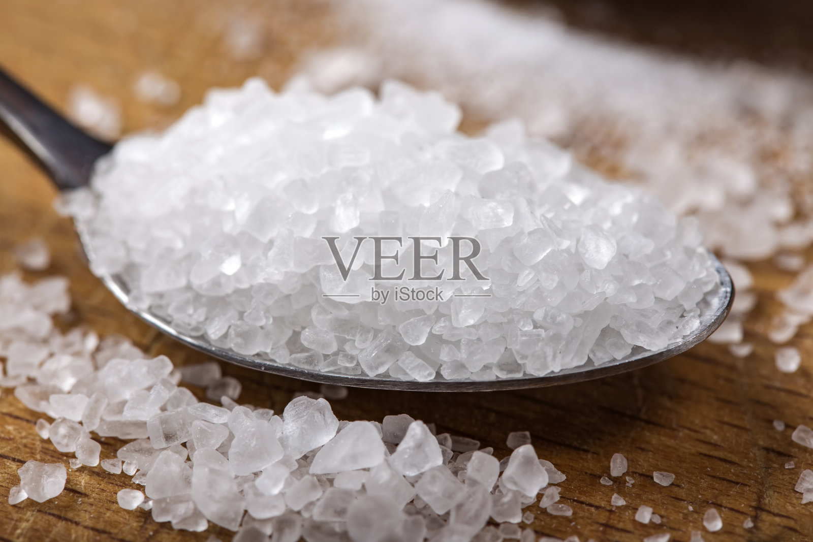 用不锈钢勺盛海盐照片摄影图片