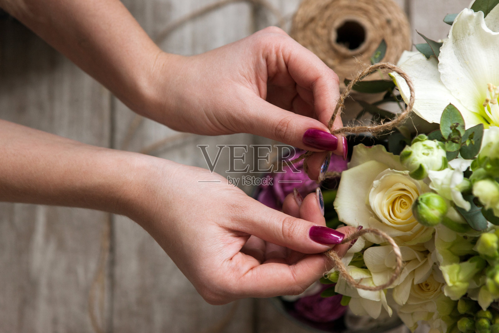 女子打包玫瑰花束俯视图照片摄影图片