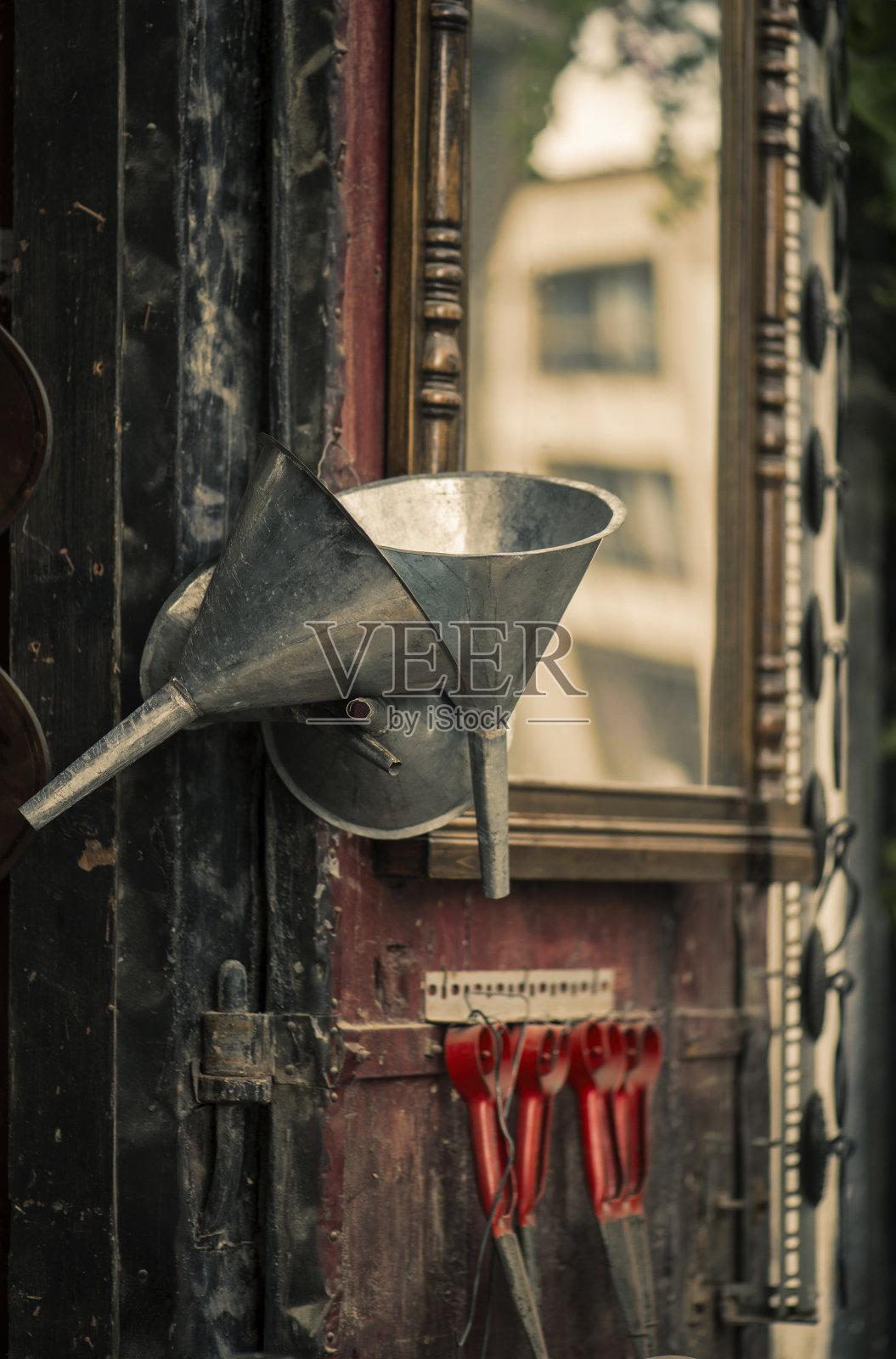 门上挂着一把古董剪刀。希腊和塞浦路斯的古董照片摄影图片