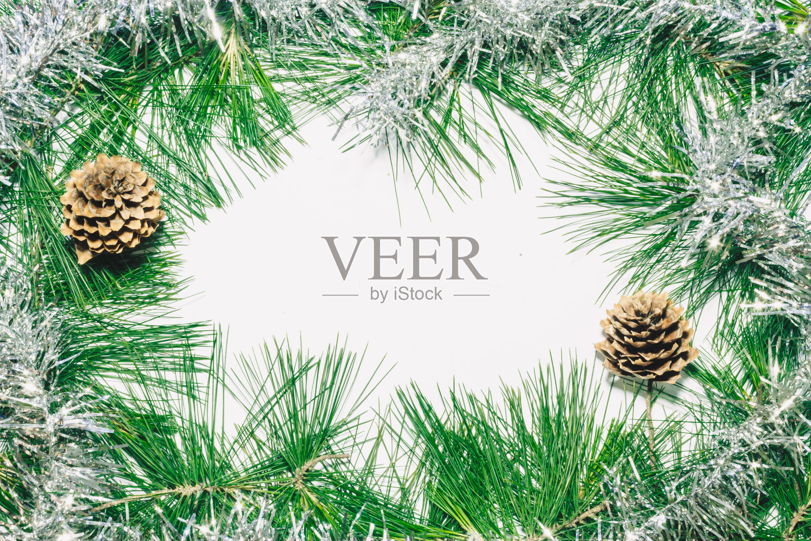 圣诞背景用银饰、松果和绿色松叶装饰。文本复制空间照片摄影图片