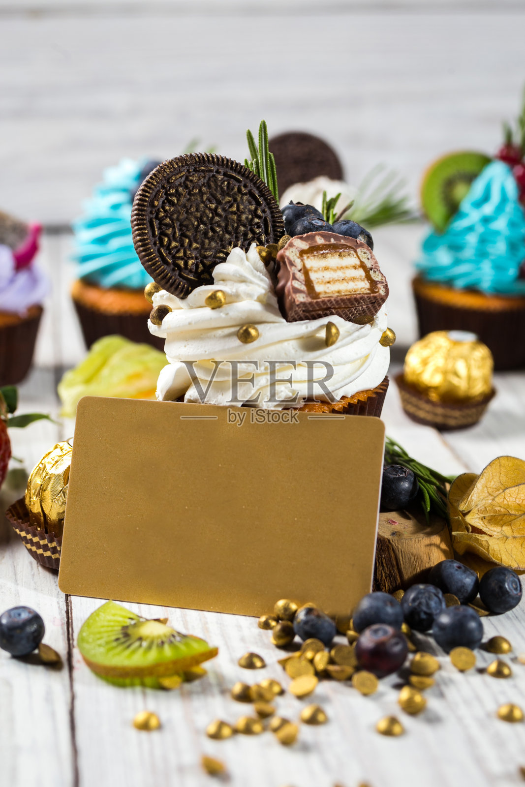 巧克力蛋糕。蛋糕。用浆果、水果蛋糕、草莓。前视图。彩色纸杯蛋糕，美味的蛋糕，彩色奶油，纸杯蛋糕与夏天的浆果在木制的背景，近，甜点概念，复制空间照片摄影图片