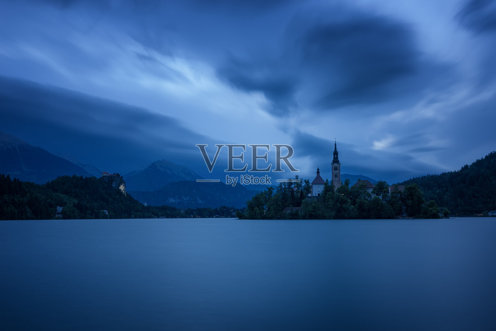 令人惊叹的春天日出在流血湖，岛屿，教堂和城堡与山脉(Stol, Vrtaca, Begunjscica)在背景-流血，斯洛文尼亚，欧洲照片摄影图片