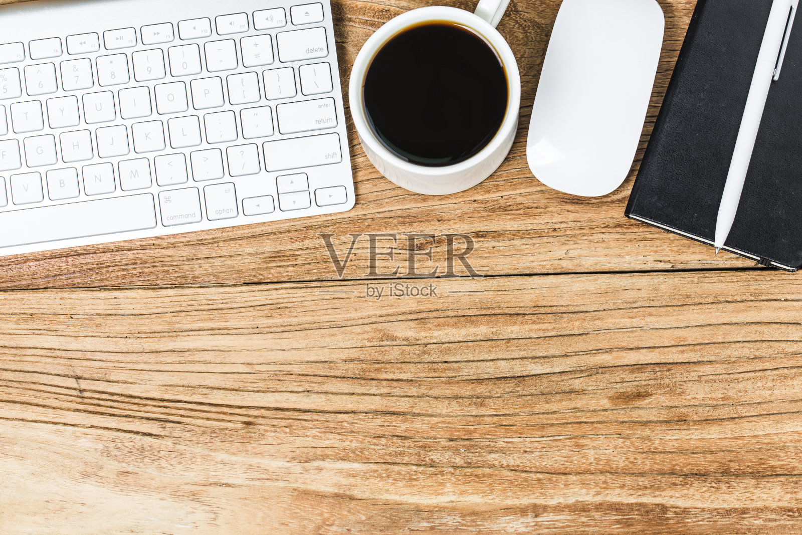 木桌上放着空白的名片和一杯咖啡。企业文具品牌模拟。照片摄影图片