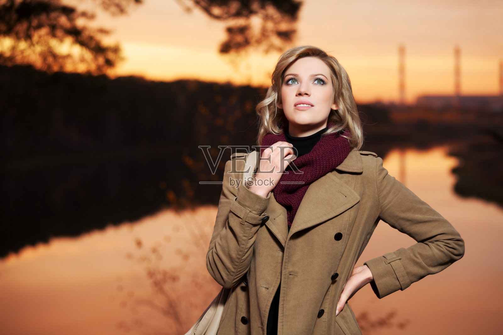 年轻的金发女人在一个秋天的自然背景照片摄影图片