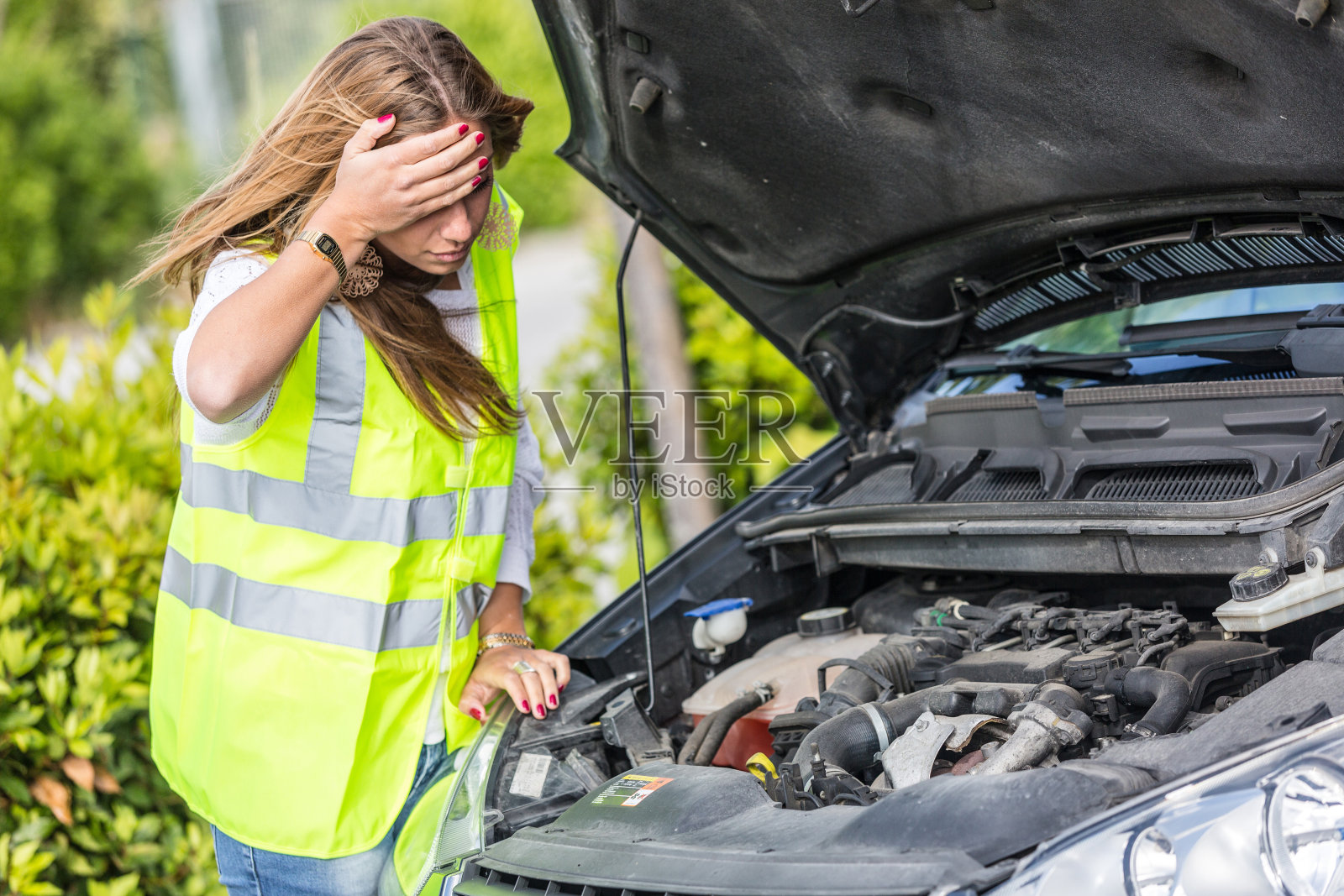 汽车损坏的年轻女子照片摄影图片