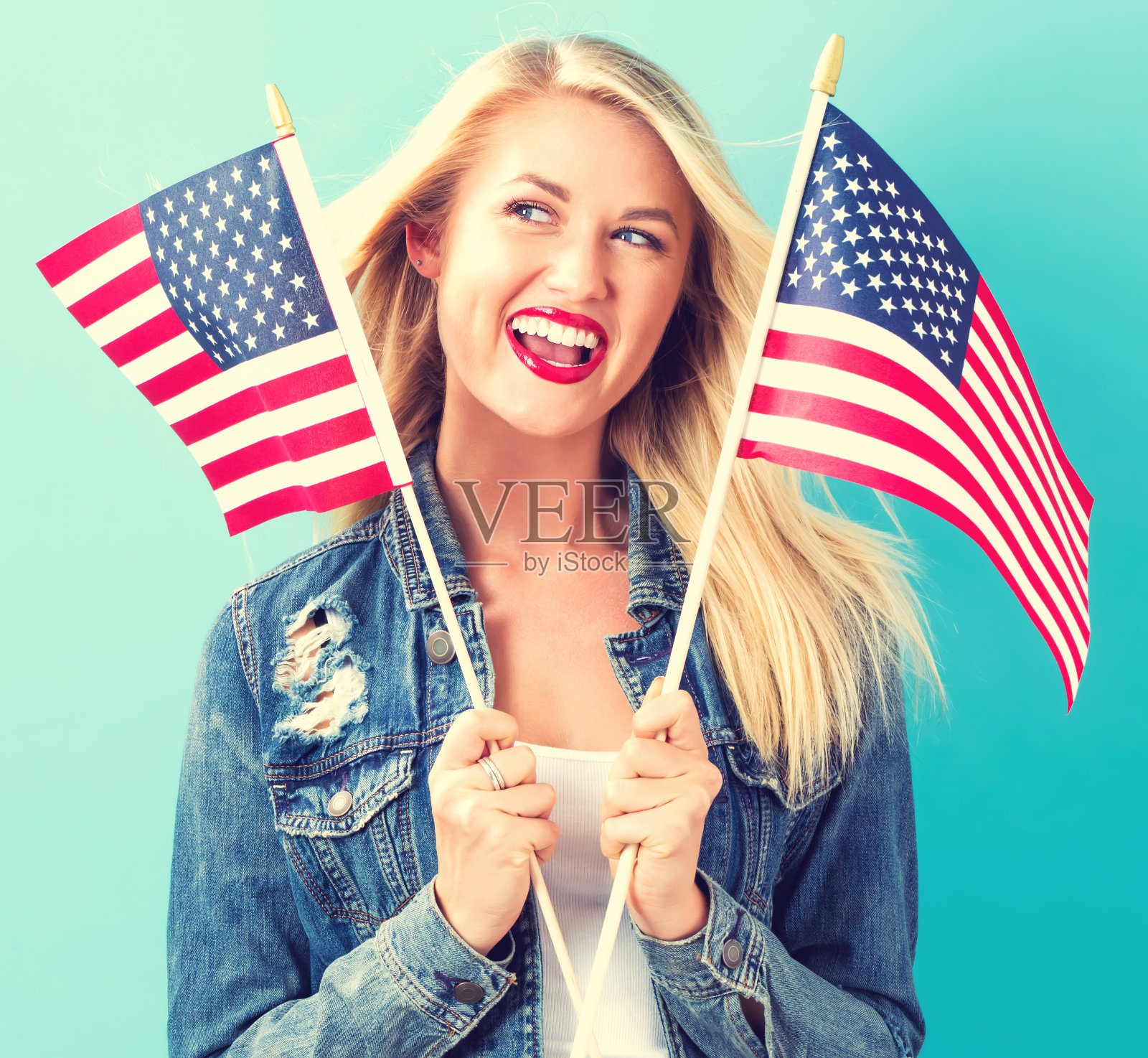 手持美国国旗的年轻女子照片摄影图片