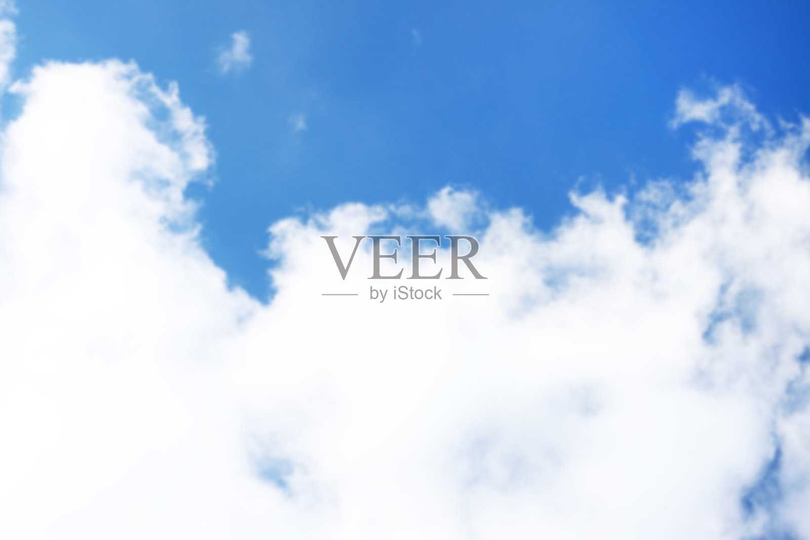 模糊的云蓝色的天空照片摄影图片