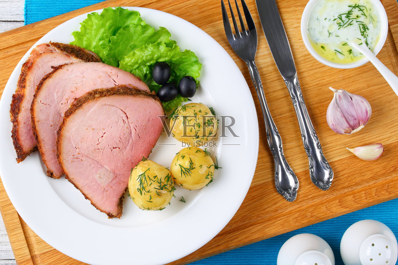 烤牛肉切片，俯视图照片摄影图片