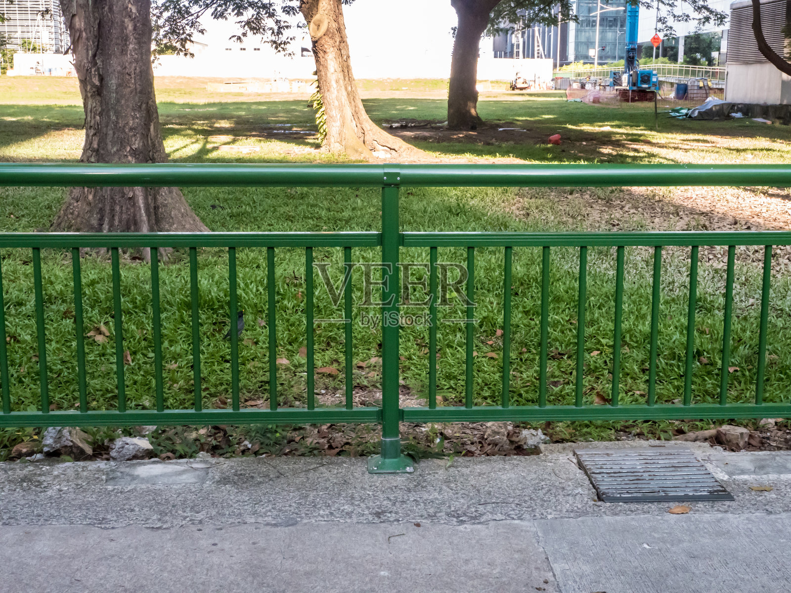 公园的金属栅栏。照片摄影图片