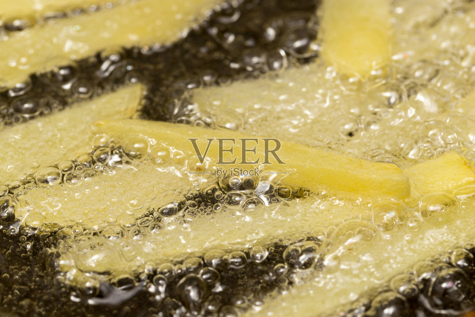 在平底锅里炸的炸薯条照片摄影图片