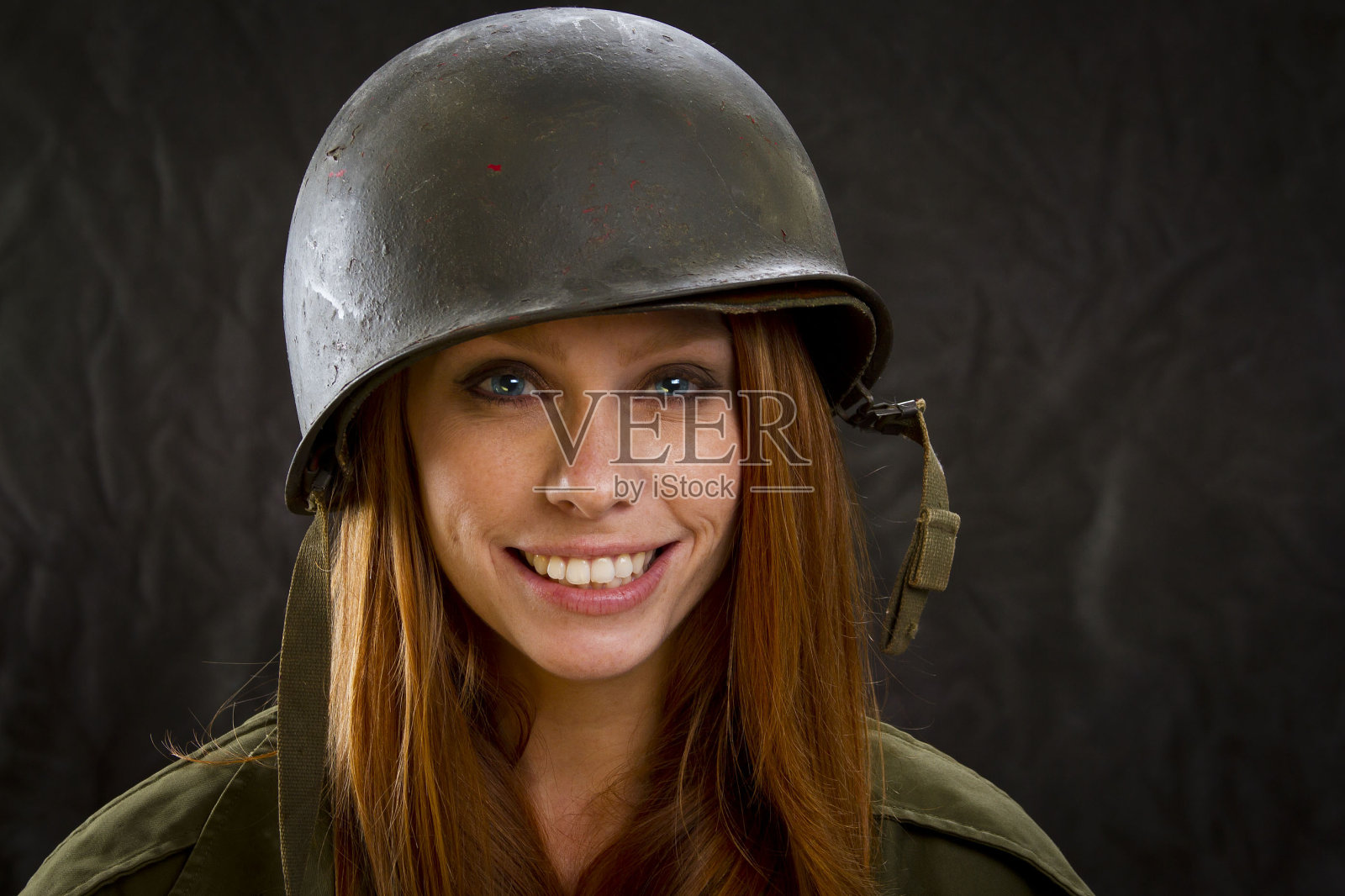 可爱的军队女孩在大头盔照片摄影图片