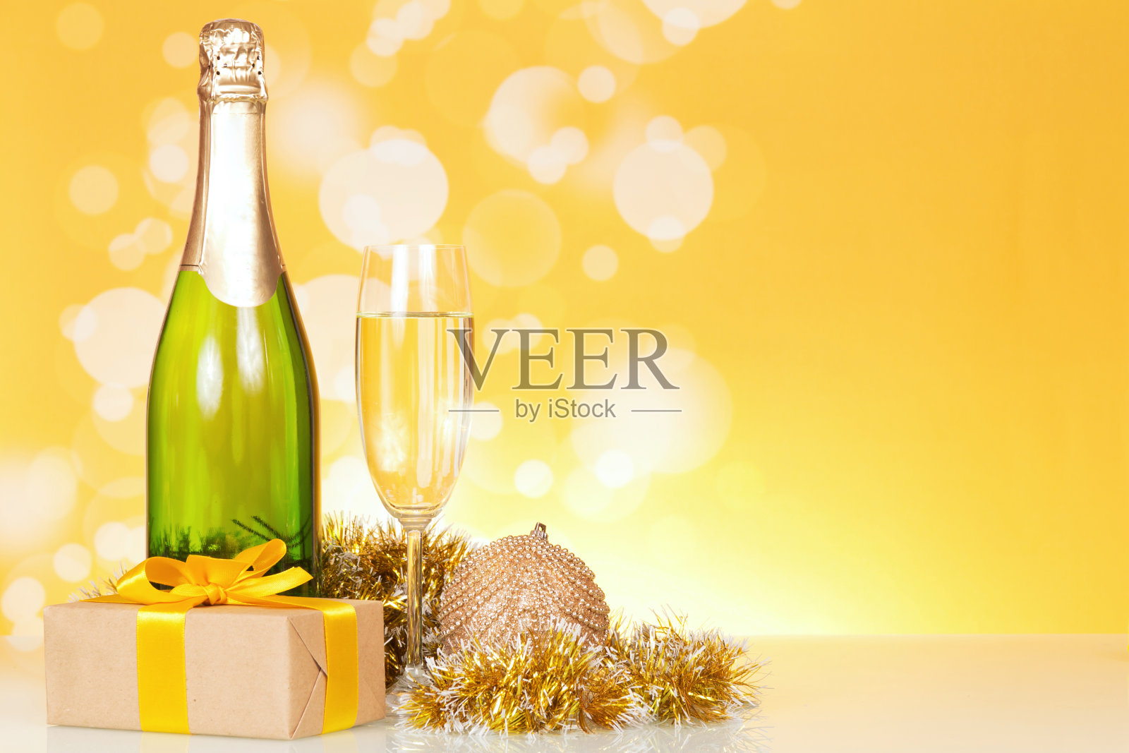 一瓶香槟在假日设置与礼物照片摄影图片