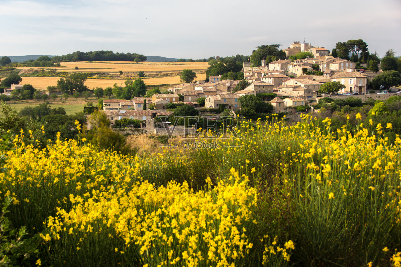 普罗旺斯的一个小村庄，位于法国乡下的一个小山上照片摄影图片