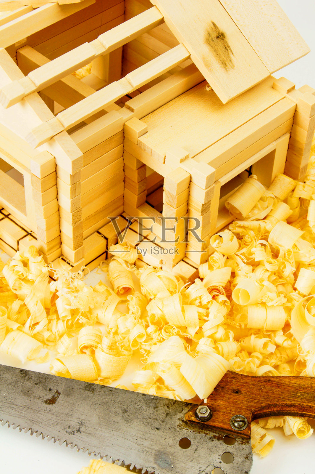 房屋建造：木工活，小木屋和锯子照片摄影图片