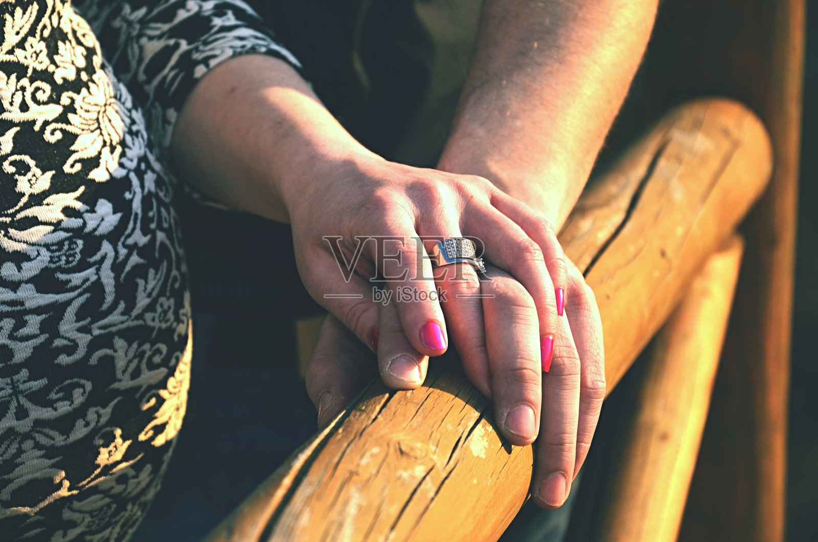 幸福的夫妻手牵着手照片摄影图片