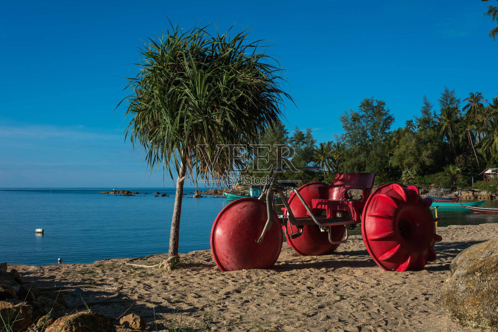 海滩上的红色三轮车照片摄影图片