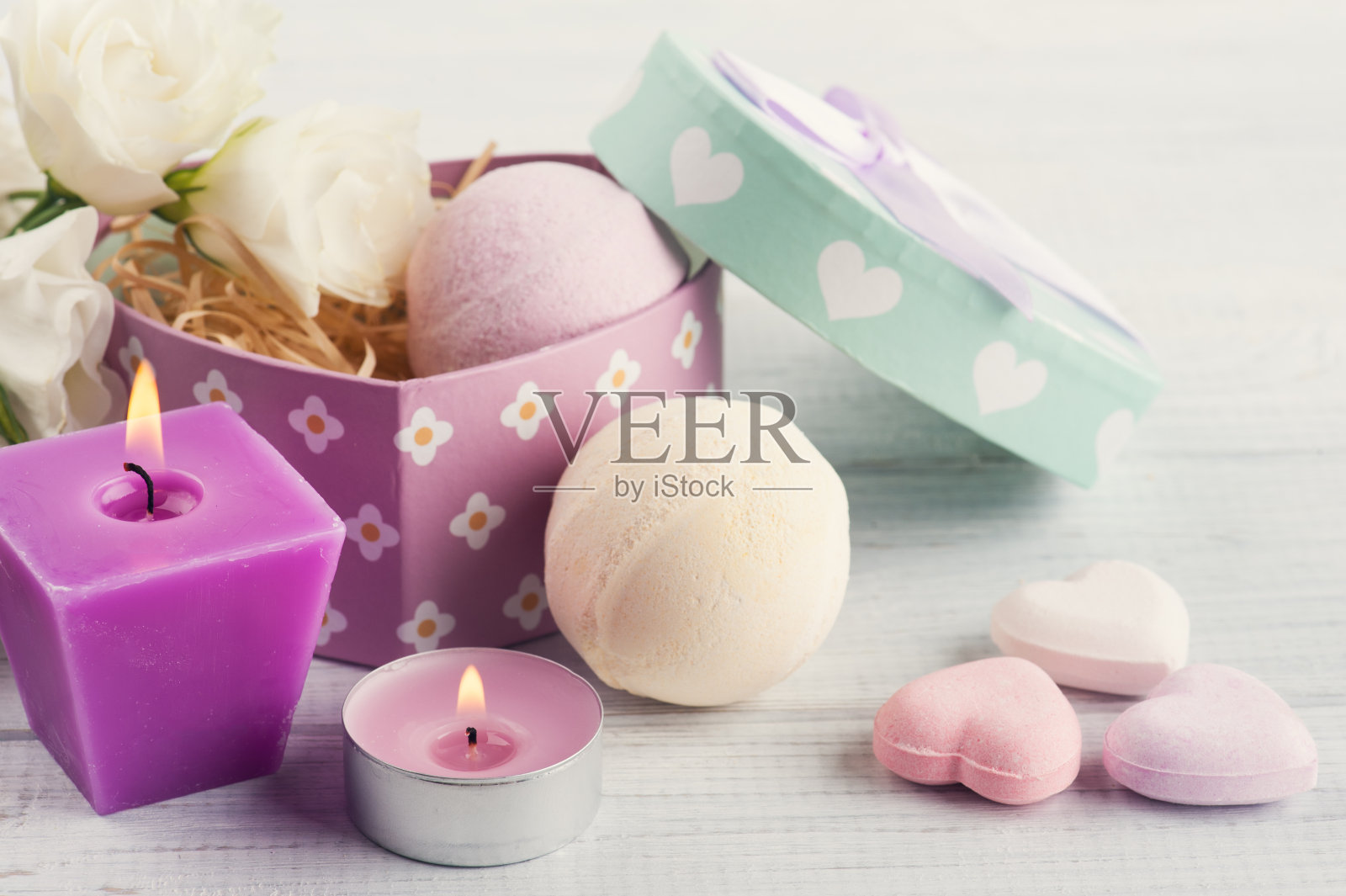 陶罐、粉彩礼盒中口水花的排列照片摄影图片