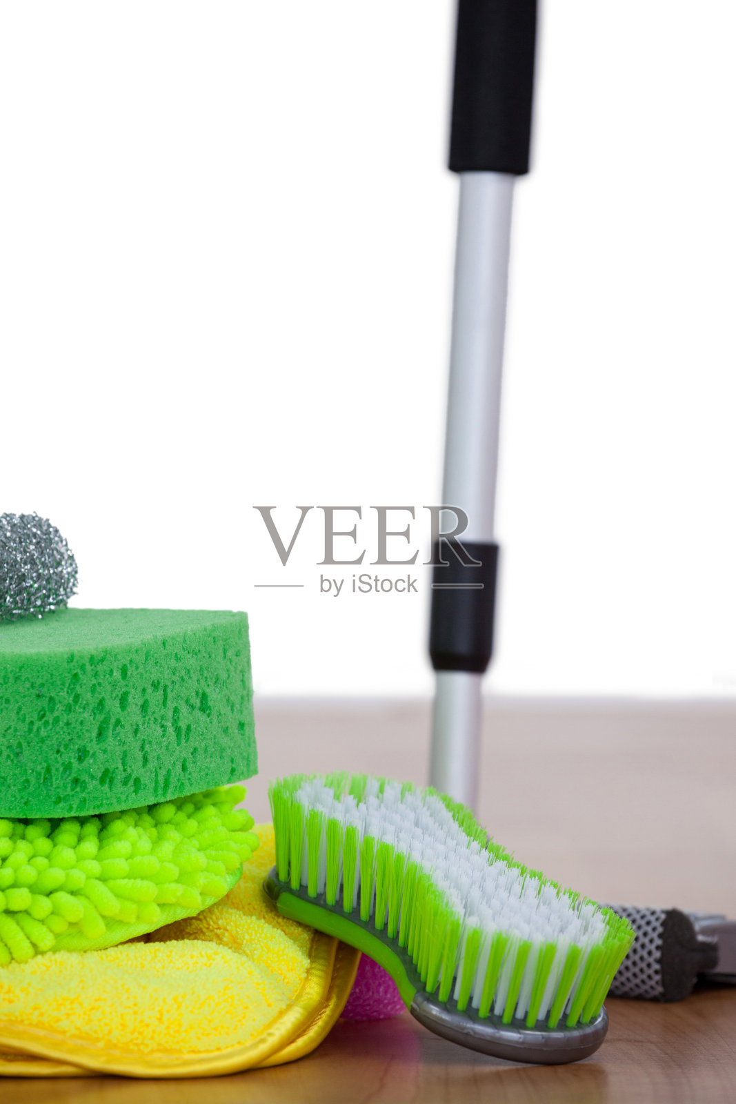 木地板靠墙处的清洁设备照片摄影图片