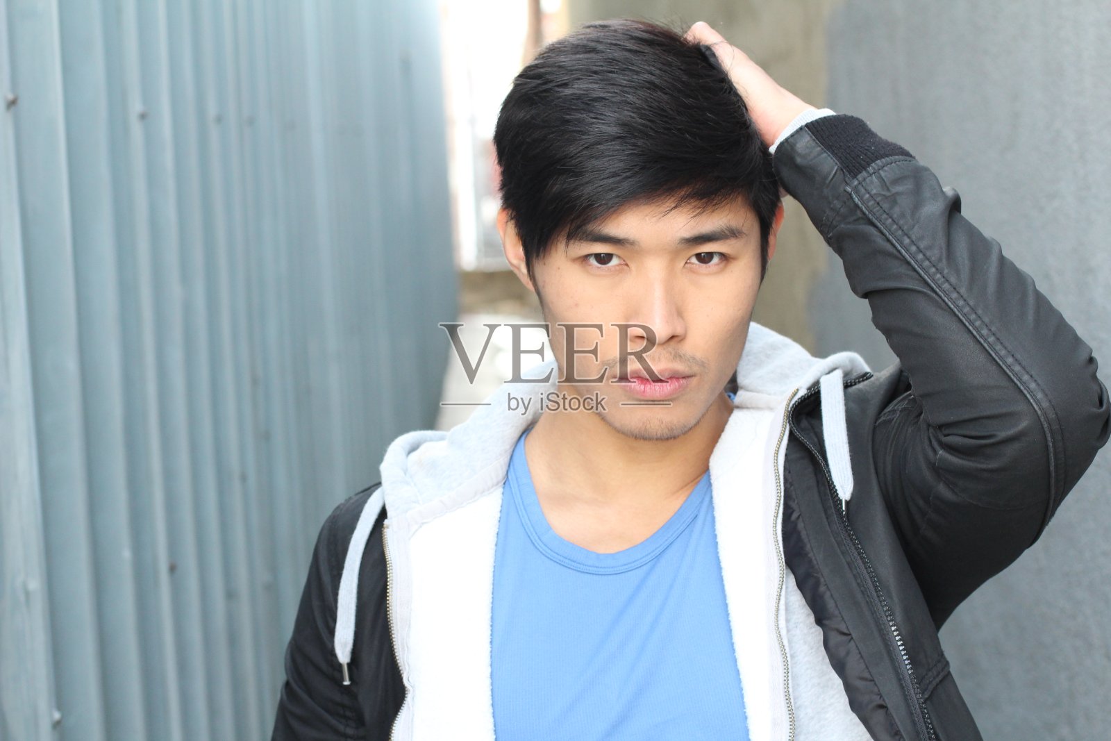 傲慢的男人抚摸自己的头发照片摄影图片