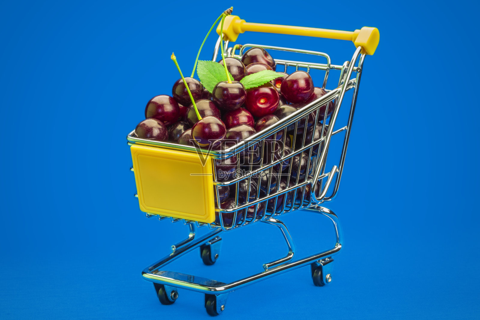购物车里放着新鲜的樱桃照片摄影图片