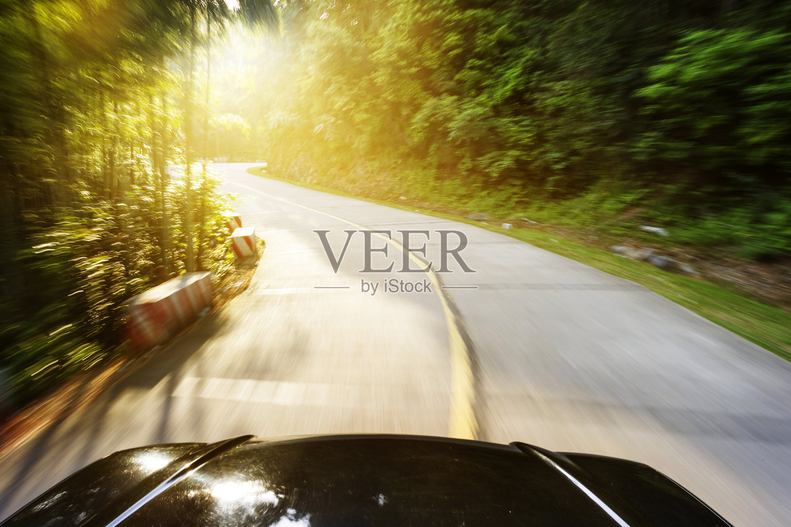 汽车在道路上的运动模糊背景。照片摄影图片