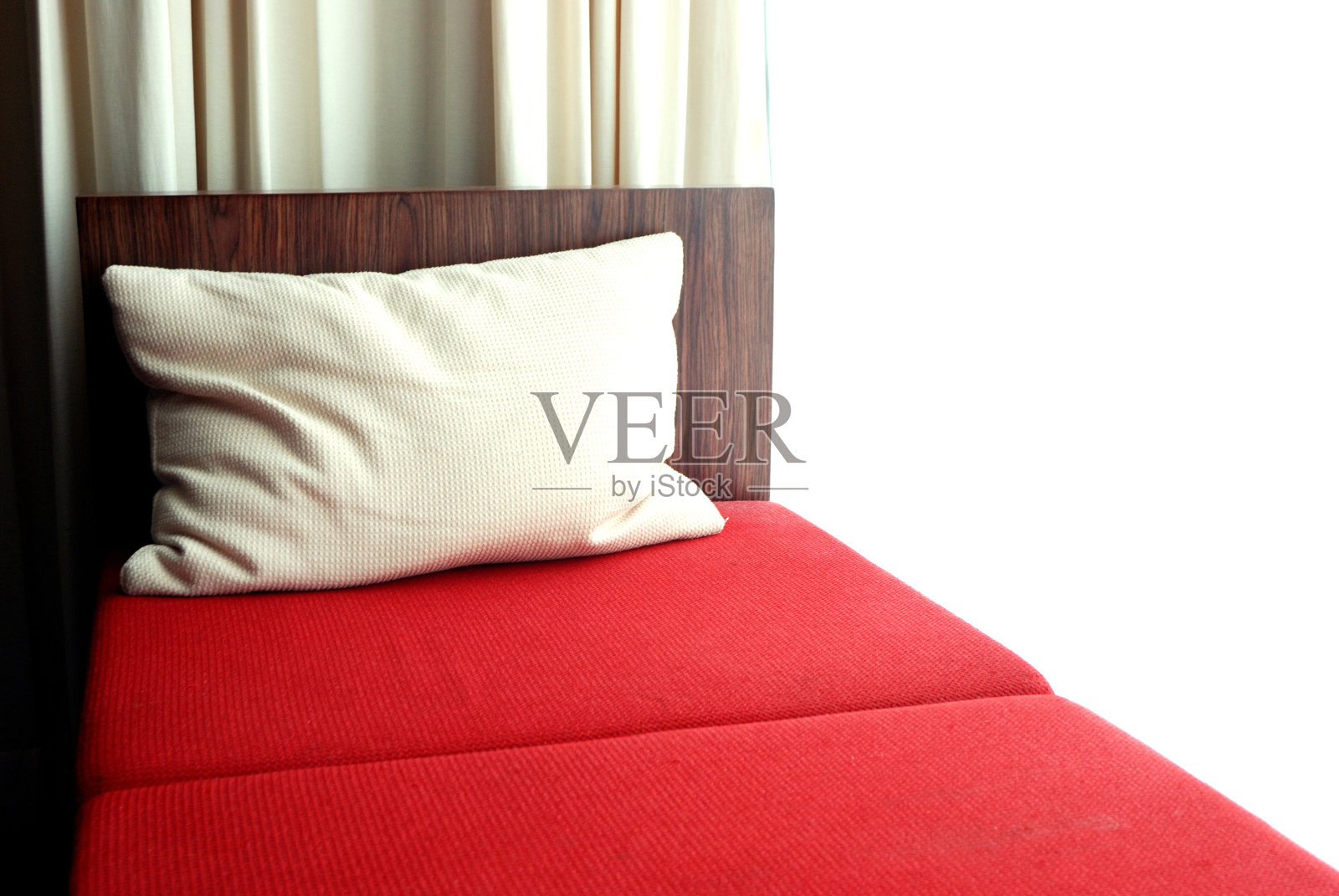 卧室里的红色床照片摄影图片