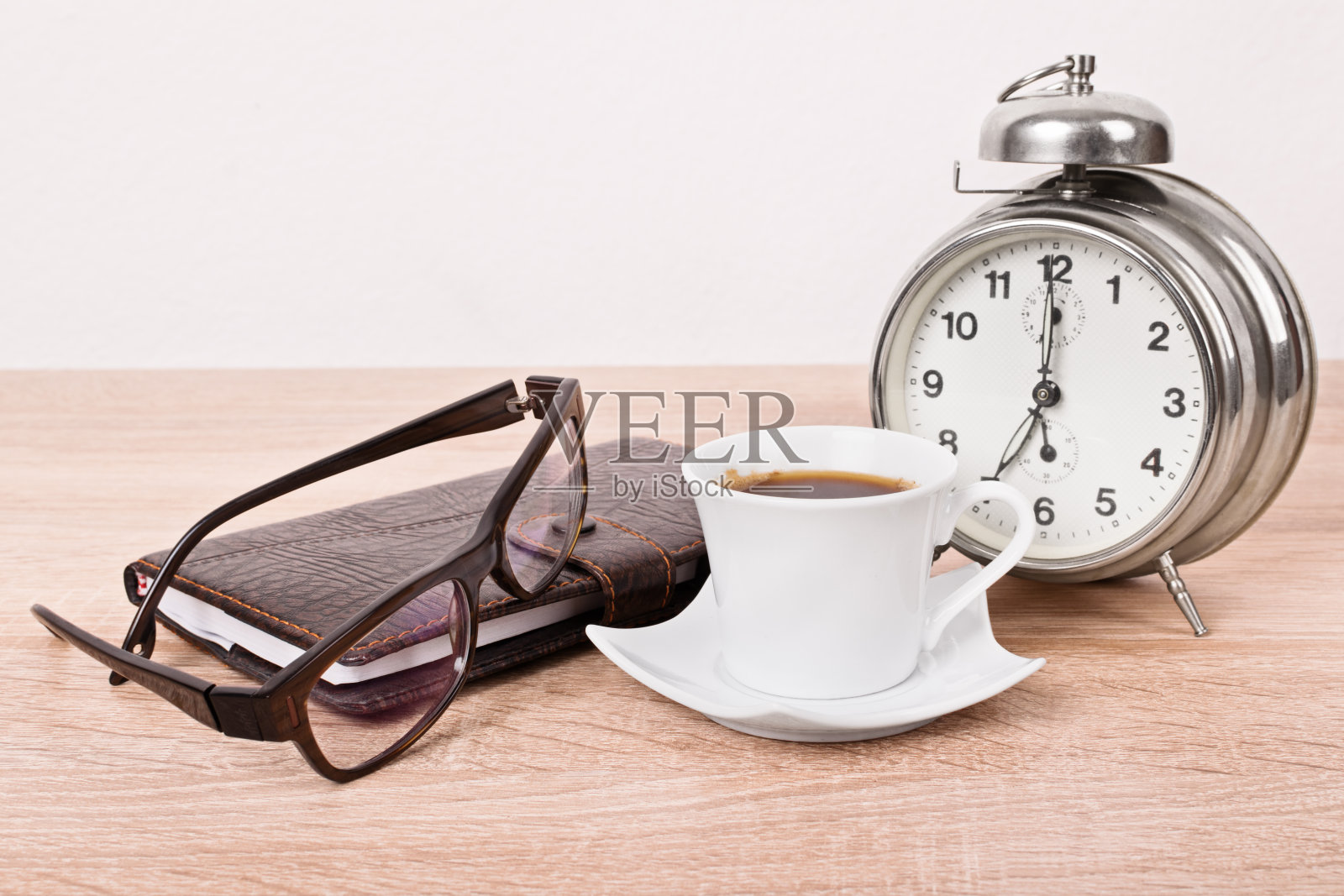 眼镜、笔记本、闹钟和咖啡杯照片摄影图片