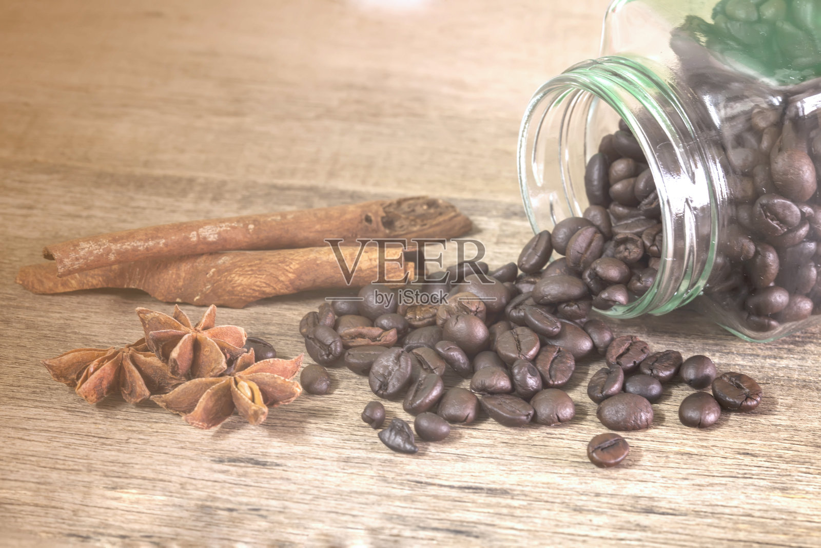 用木勺舀咖啡豆照片摄影图片