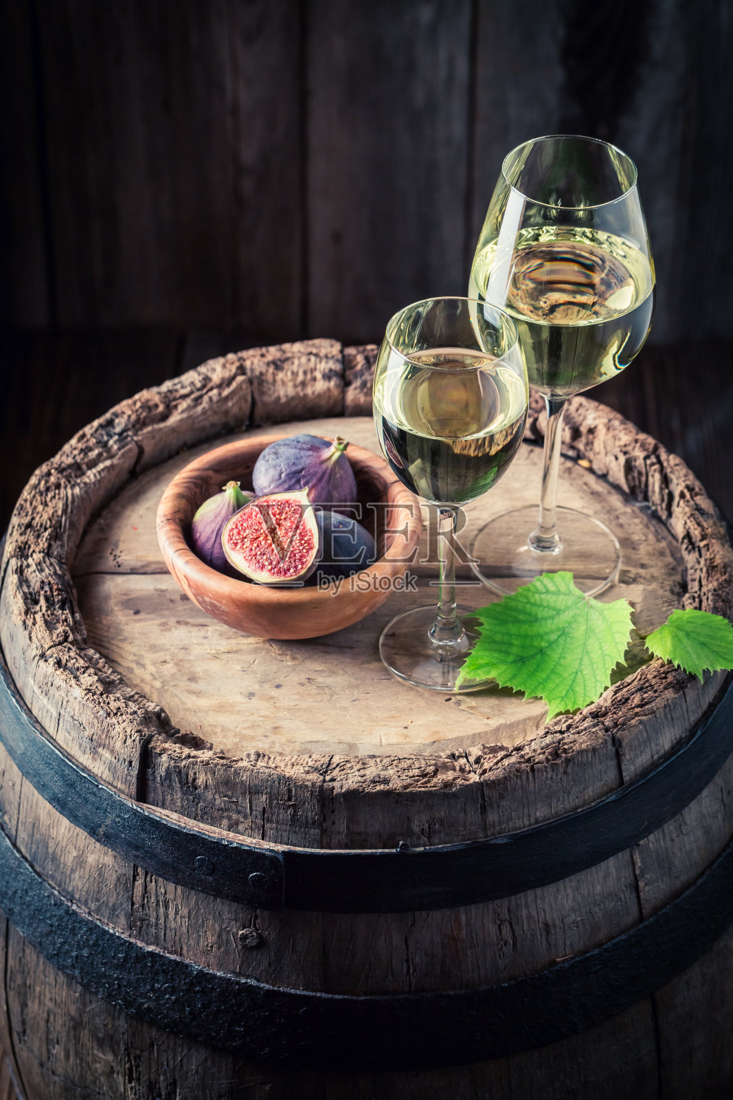 美味的白葡萄酒与无花果橡木桶照片摄影图片