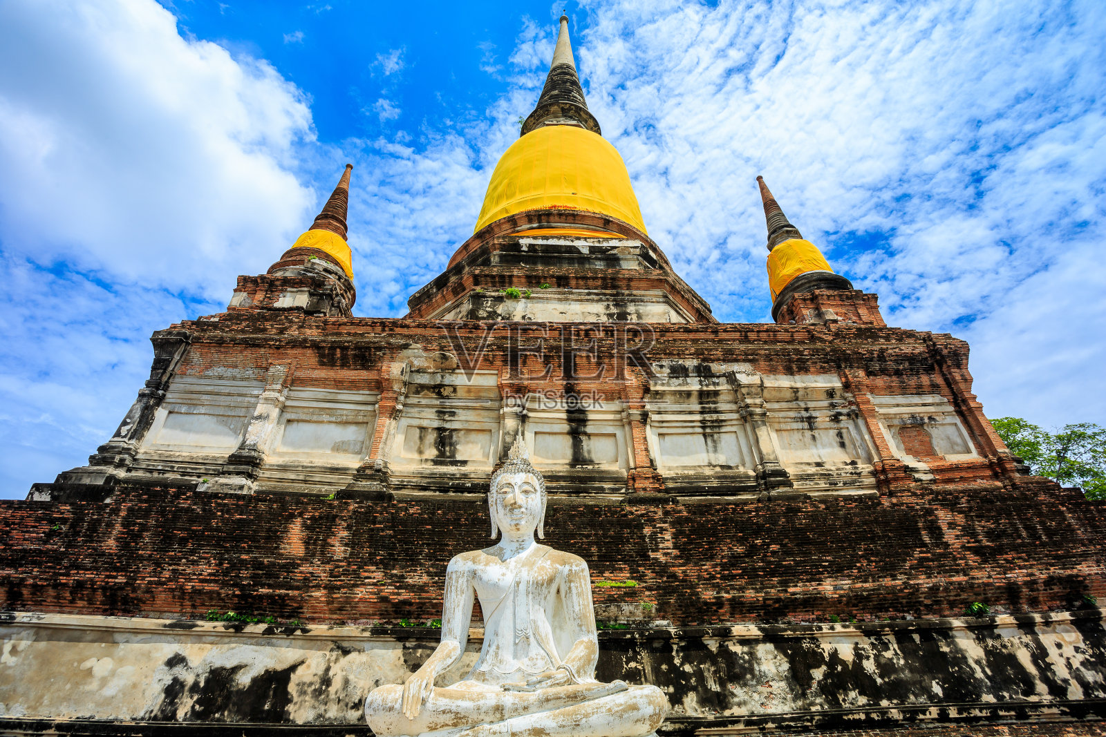 泰国Yai Chaimongkol寺的古代佛像。照片摄影图片