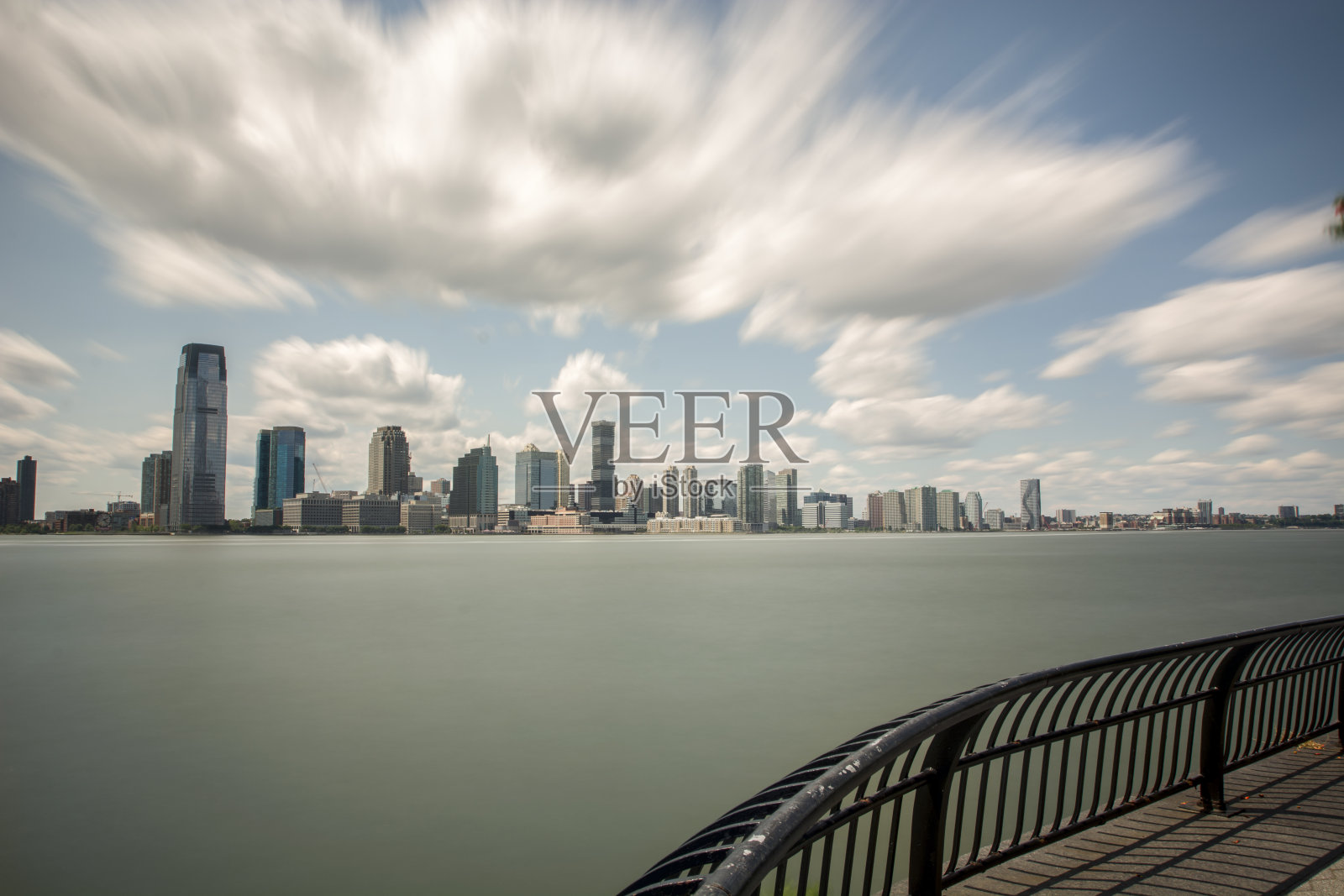 泽西城上空的云朵照片摄影图片