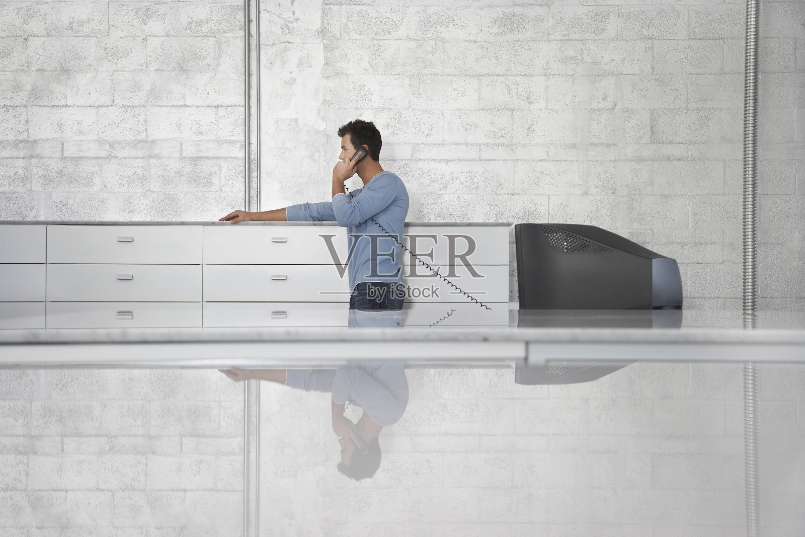 在办公室使用固定电话的商人照片摄影图片