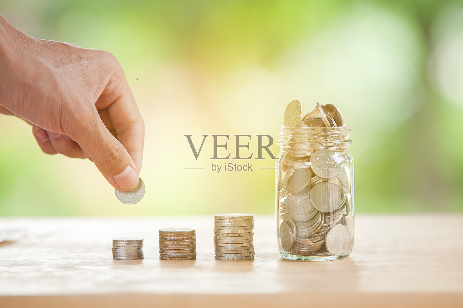 存钱的概念，货币堆栈增长业务，植物生长在储蓄硬币照片摄影图片