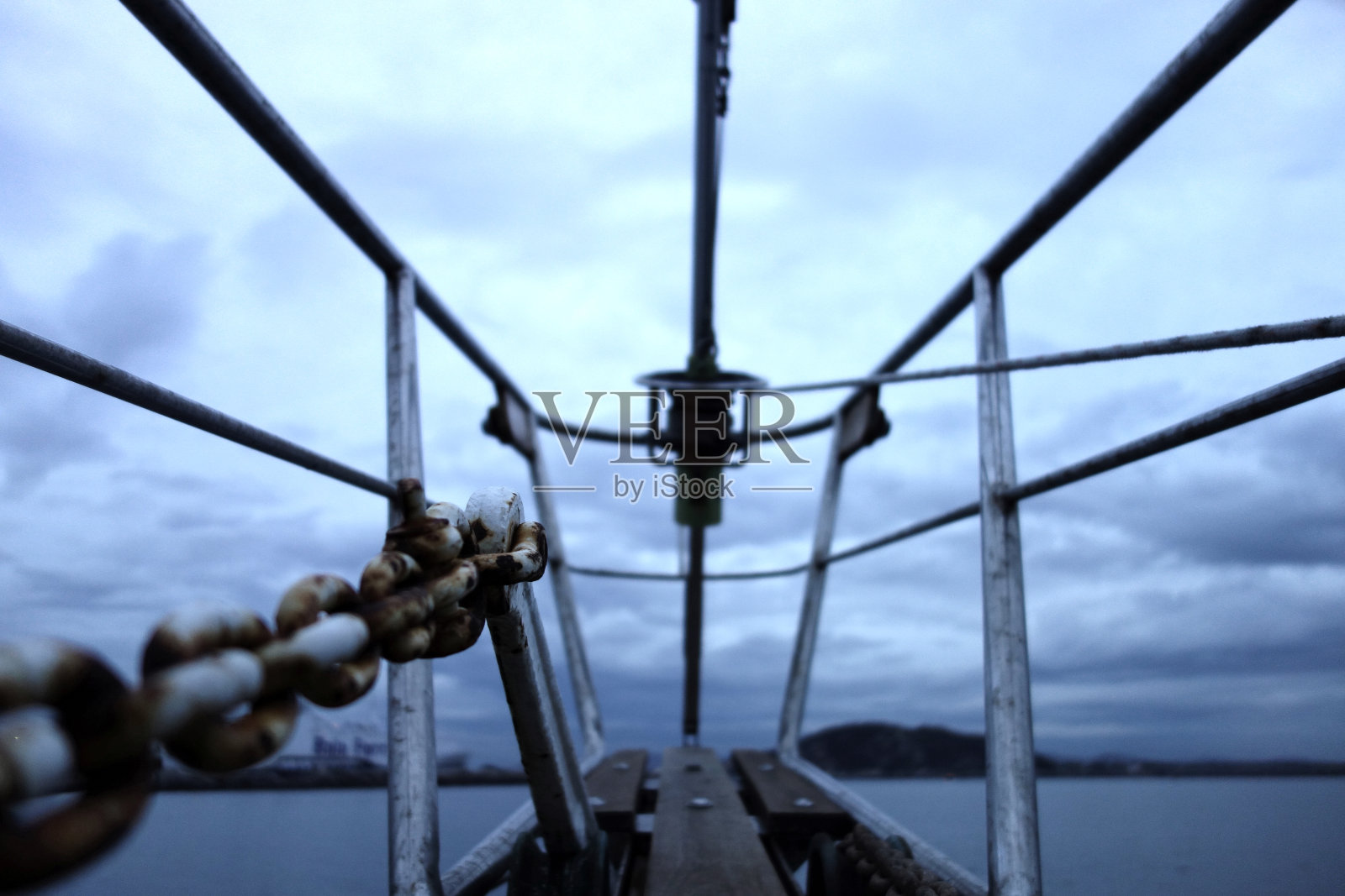 船头抛锚的帆船照片摄影图片