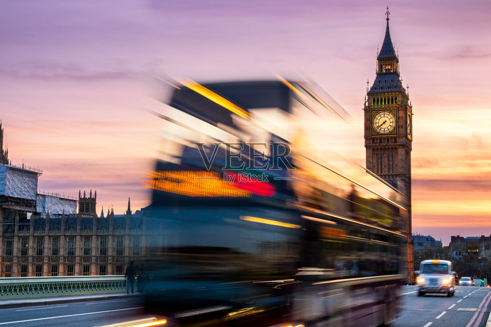 威斯敏斯特和大本钟的伦敦夜景，著名的伦敦巴士驶过照片摄影图片