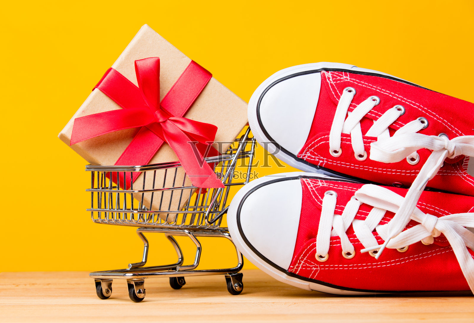 礼品在购物车和刑警鞋照片摄影图片