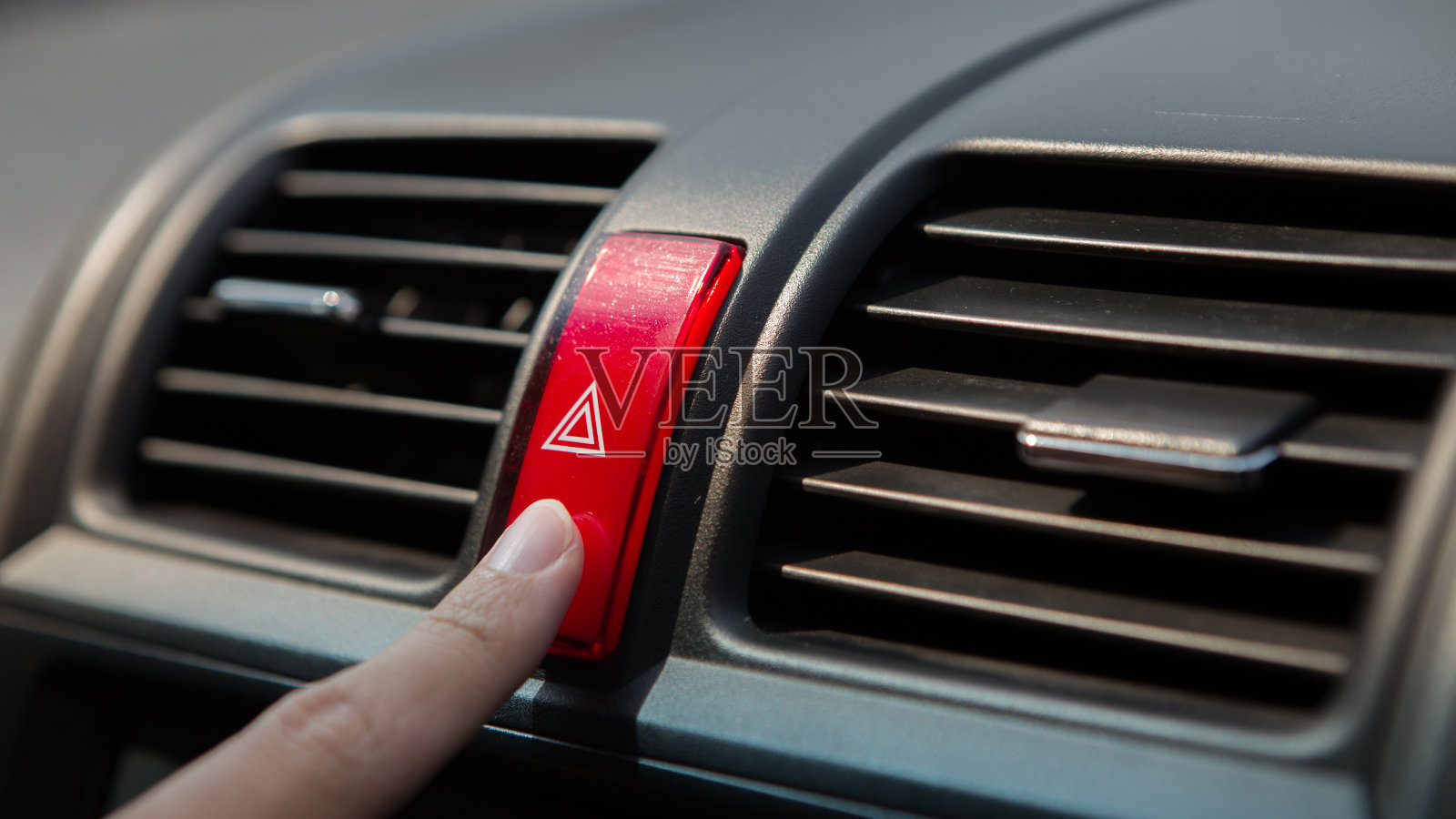 按应急指示灯按钮照片摄影图片